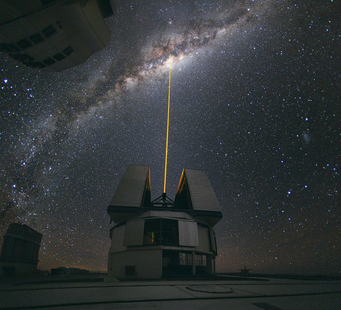 Um dos telescópios do VLT apontando um feixe laser para o centro da Via Láctea
